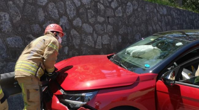 Direksiyon hakimiyetini kaybeden araç sürücüsü bariyere çarptı