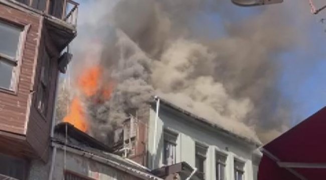 Fatih'te Süleymaniye Cami yanında metruk binada yangın