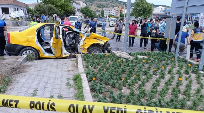 FECİ KAZA : 2 ÖLÜ 5 YARALI