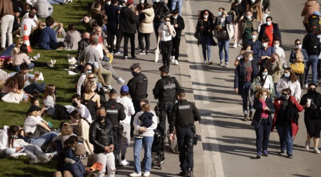 Fransa'da ciddi rahatsızlığı olan 16-17 yaşındakiler Covid-19 aşısı yaptırabilecek
