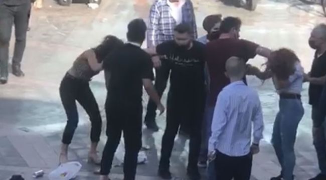 Genç kızlar cadde ortasında saç saça, baş başa kavga etti