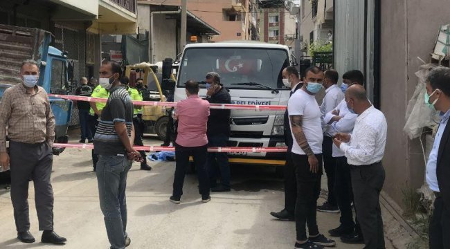 Geri geri giden kamyonun altında kaldı
