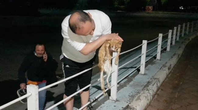 Gölette mahsur kaldı, 3 kişi seferber oldu