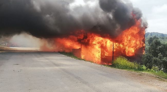Güneş panelinin patlayan aküsü 2 bağ evini küle çevirdi