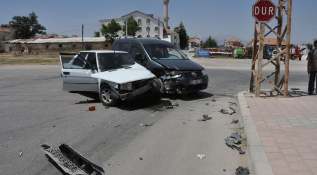 Hafif ticari araç ile otomobil çarpıştı