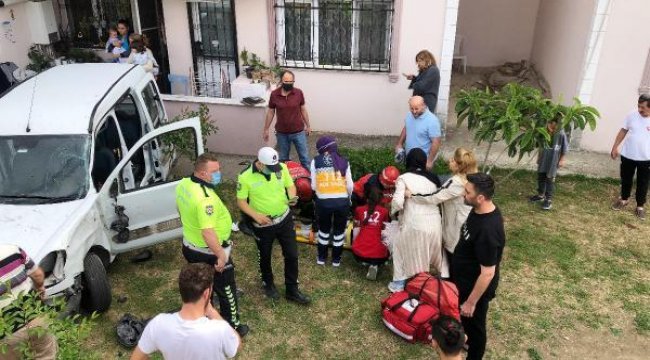 Hafif ticari araç sitenin bahçesine düştü