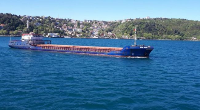İstanbul Boğazı'nda arızalanan kuru yük gemisi korkuttu