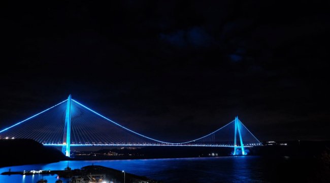 İstanbul' da köprüler maviye büründü