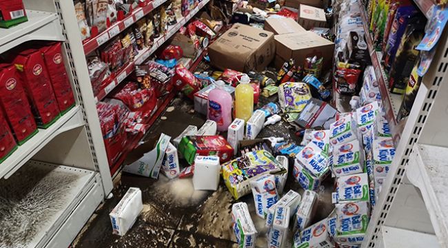 İstanbul'da kuvvetli yağış sonrası iş yerlerini su bastı