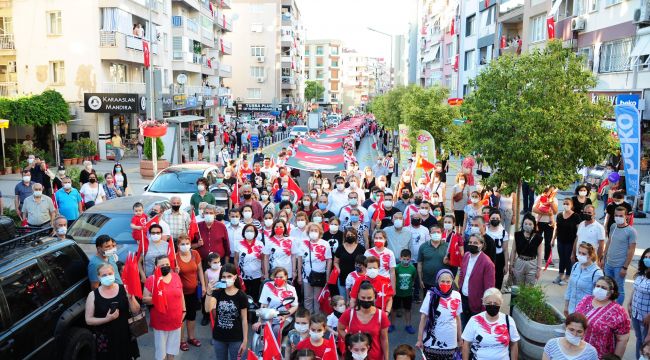 İzmir'de 190 genç 190 metrelik Türk bayrağını taşıdı 