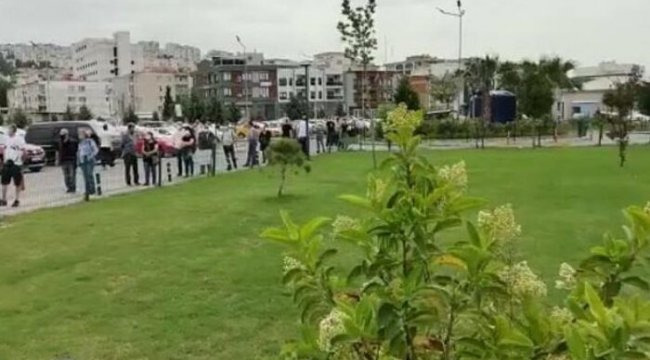 İZMİR'DE AŞI RANDEVUSU KUYRUĞU