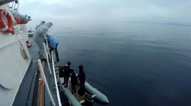 İZMİR’DE DÜZENSİZ GÖÇMENLER KURTARILDI
