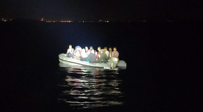 İZMİR 'DE DÜZENSİZ GÖÇMENLER KURTARILDI