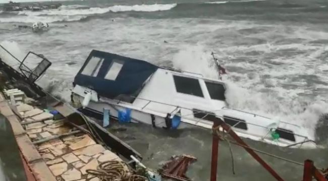 İZMİR'DE FIRTINA ETKİLİ OLUYOR
