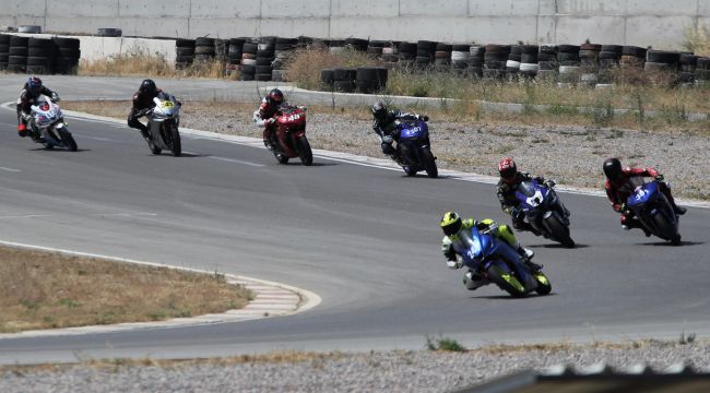 İZMİR'DE KADIN MOTOSİKLETÇİLER PİSTE ÇIKTILAR