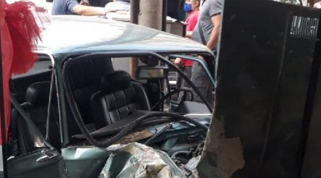 Kontrolden çıkan otomobil çiçekçiye girdi