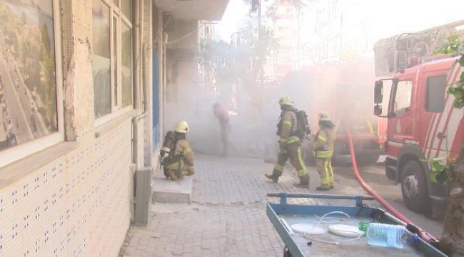 Küçükçekmece'de yeni açılan iş yerinde yangın çıktı