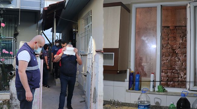 Kumar oynarken basılınca mutfak penceresinden kaçıp çatıya çıktılar