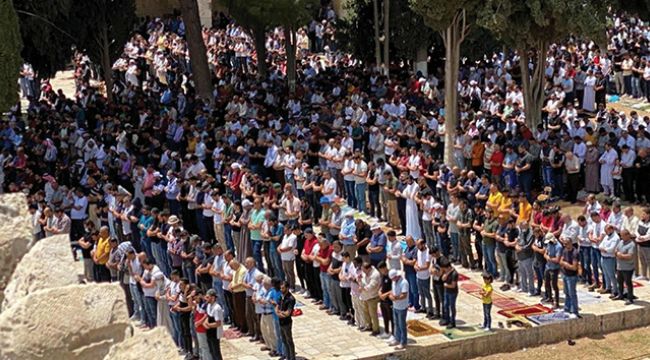 Mescid-i Aksa'da Ramazan ayının son cuma namazı 70 bin kişiyle kılındı