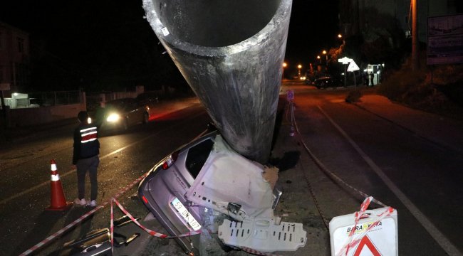 Otomobil, çalışma yapılan karayolundaki boruya çarptı