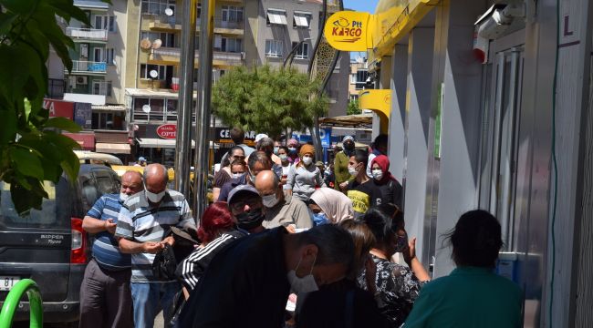 PTT ÖNÜNDE UZUN KUYRUK
