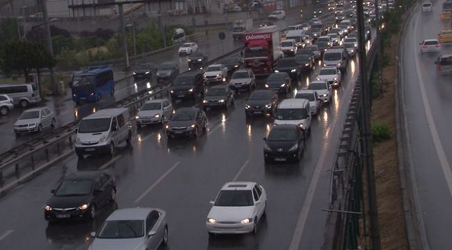 Sağanak yağmur nedeniyle trafik yoğunluğu rekor seviyede