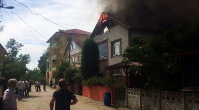 Sakarya'da evin çatısı alev alev yandı