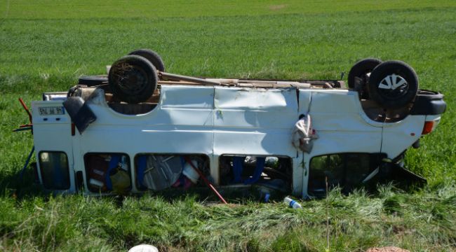 Sivas'ta mevsimlik işçileri taşıyan minibüs kaza yaptı