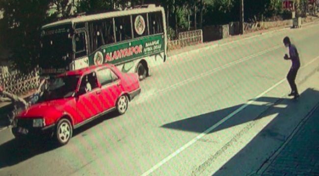 Su almak için otobüsten inen futbolcuya otomobil çarptı