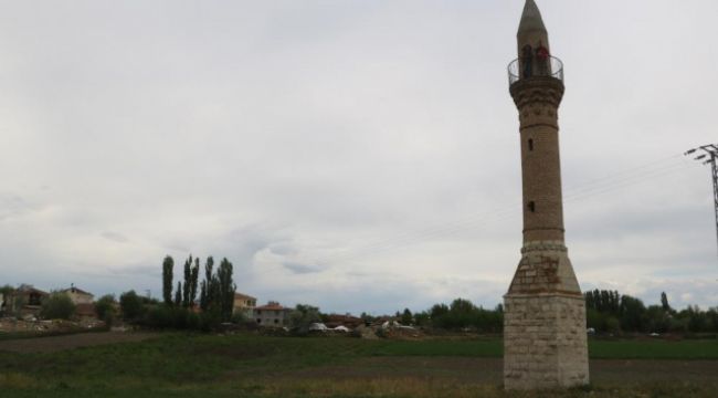 Sular altında kalan köyün 'yalnız minaresi'