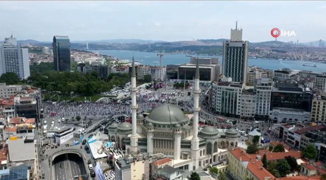 Taksim Camii ibadete açıldı