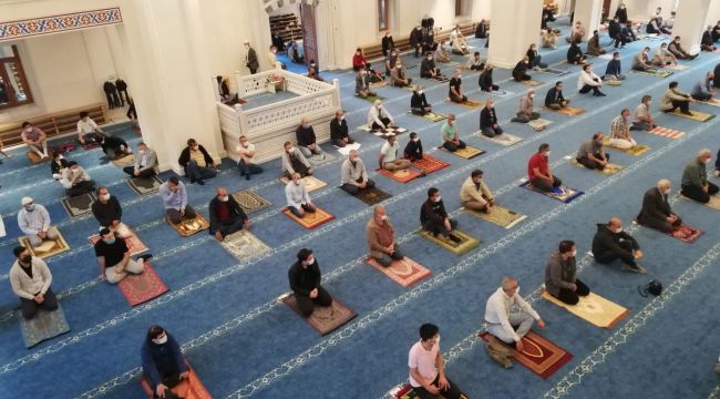 TEDBİRLERLE BAYRAM NAMAZI KILINDI