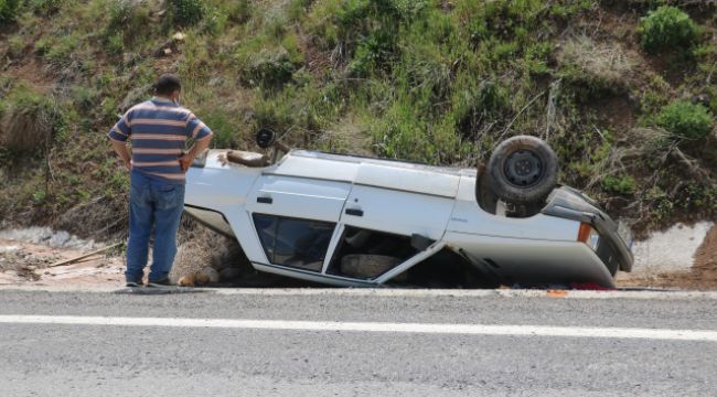 Tekeri yerinden fırlayan otomobil ters döndü