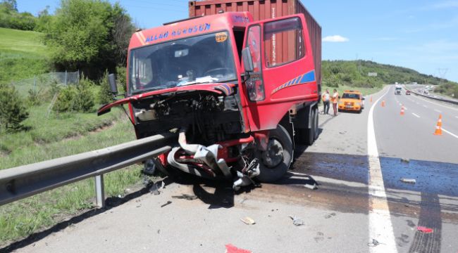 TEM'de kamyon bariyere ok gibi saplandı