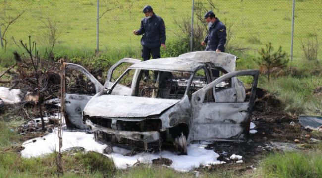 TEM'de kaza yapan araç yanarak küle döndü