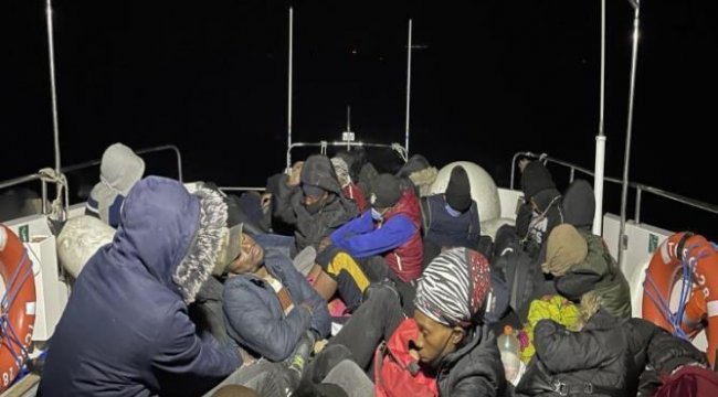 Türk kara sularına itilen 30 düzensiz göçmen kurtarıldı