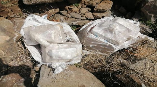 Van'da, arazide ve ölü at sırtında 102 kilo eroin ele geçirildi