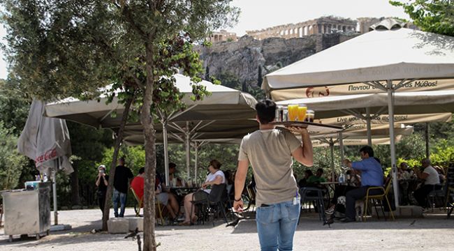 Yunanistan'da kafe ve restoranların dış mekanları açıldı