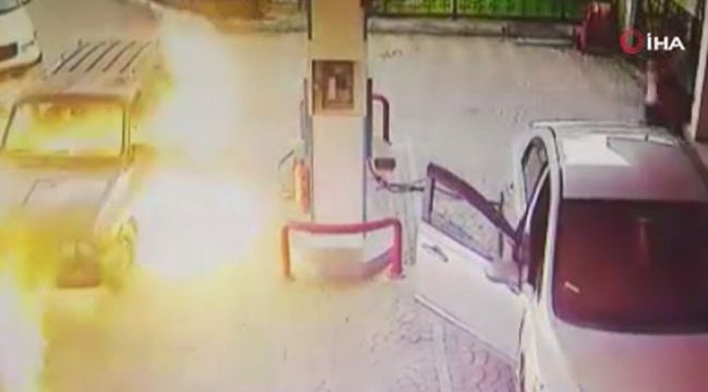 Akaryakıt istasyonundaki otomobil alev topuna döndü