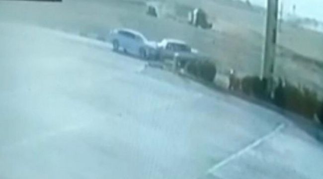 Araçların kafa kafaya çarpışma anı güvenlik kamerasına yansıdı
