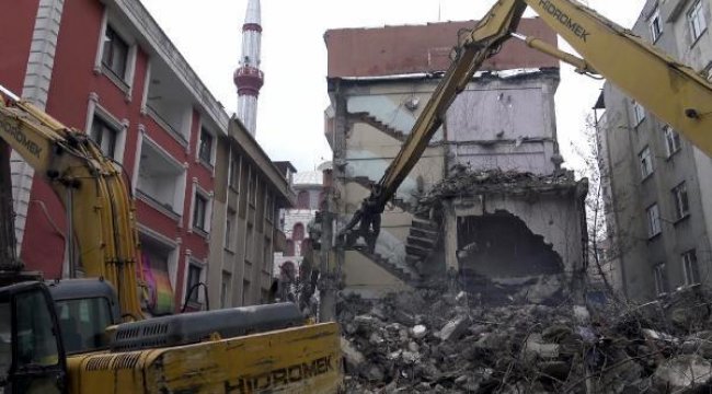 Avcılar'da kolonu çatlayan bina mühürlendi
