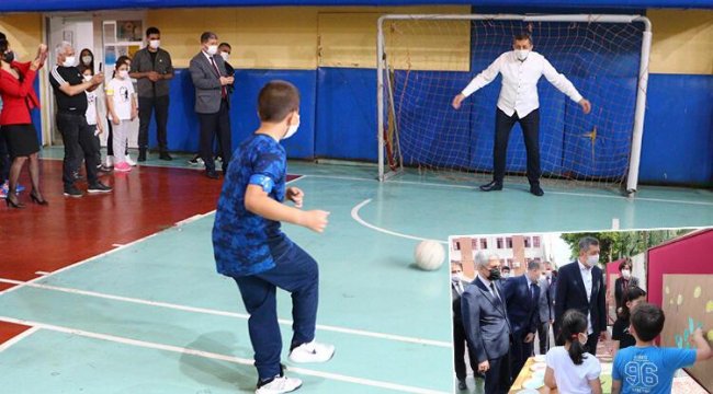 Bakan Selçuk, öğrencilerle resim yapıp, top oynadı