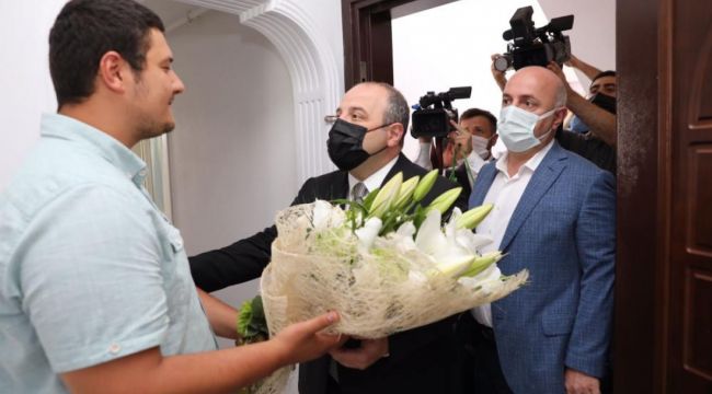 Bakan Varank'tan darp edilen muhabire ziyaret