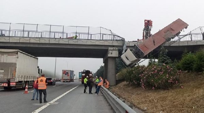 Bariyere çarpan TIR, köprüde asılı kaldı
