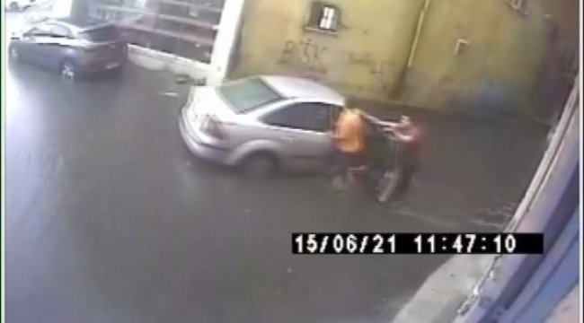 Bayrampaşa'da altgeçitte otomobil mahsur kalmıştı! İşte o anlar...