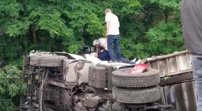 Bursa'da virajı alamayan kamyon şarampole yuvarlandı