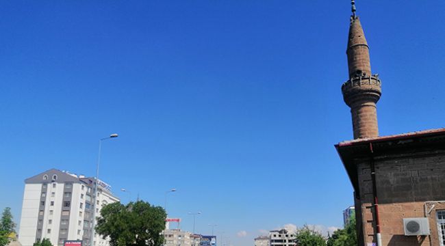 Caminin minaresine yıldırım isabet etti, parçalar yola savruldu
