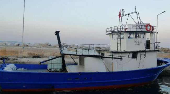 Çanakkale Boğazı'nda arızalanan tekne kıyıya çekildi