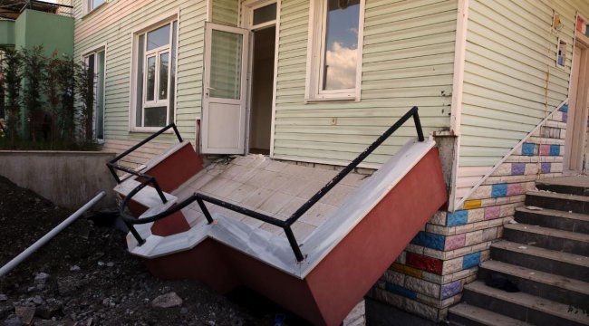 Çöken balkonun altında kalan işçi yaralandı