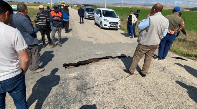 Çöken ve yarıklar oluşan yolda az kalsın facia yaşanacaktı